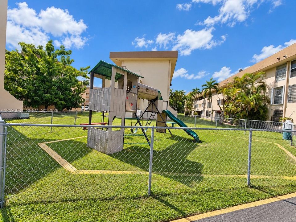 For Sale: $280,000 (2 beds, 2 baths, 1026 Square Feet)
