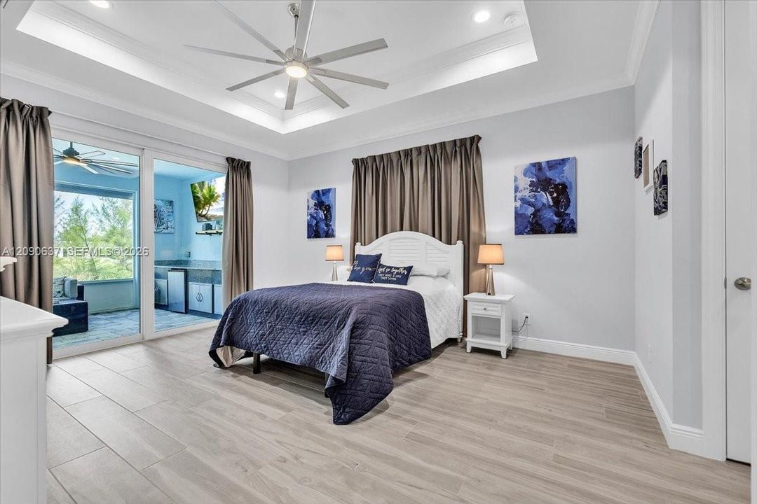 En Venta: $870,000 (4 camas, 2 baños, 2002 Pies cuadrados)
