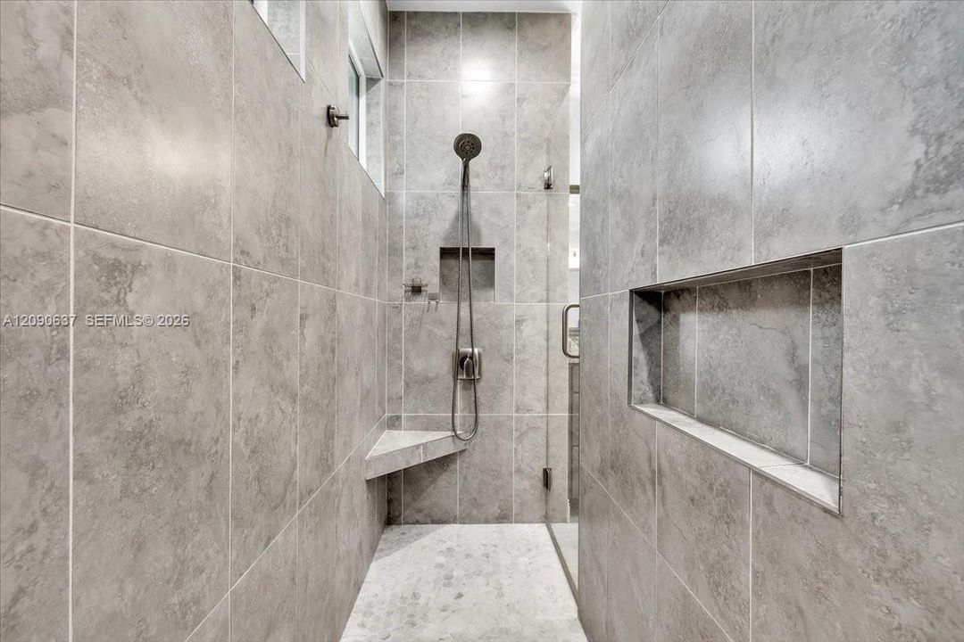 En Venta: $870,000 (4 camas, 2 baños, 2002 Pies cuadrados)