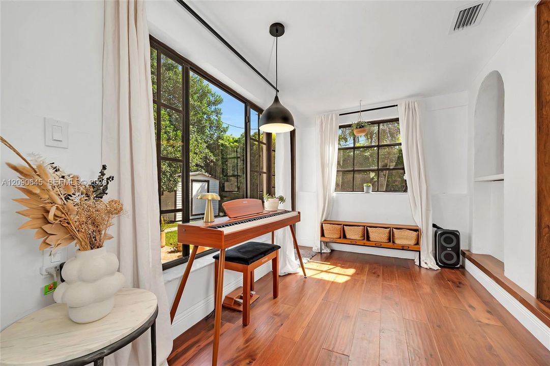 For Sale: $895,000 (3 beds, 2 baths, 1576 Square Feet)