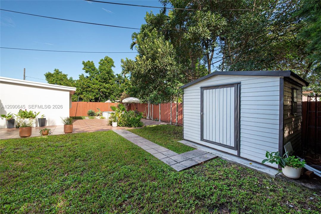 For Sale: $895,000 (3 beds, 2 baths, 1576 Square Feet)