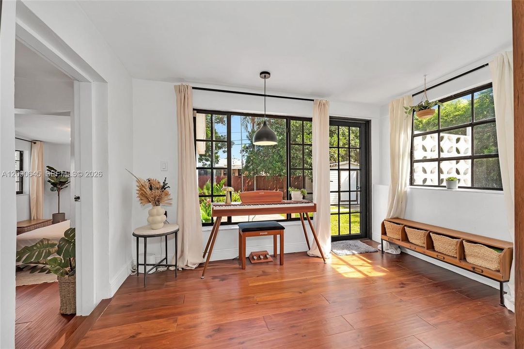 For Sale: $895,000 (3 beds, 2 baths, 1576 Square Feet)