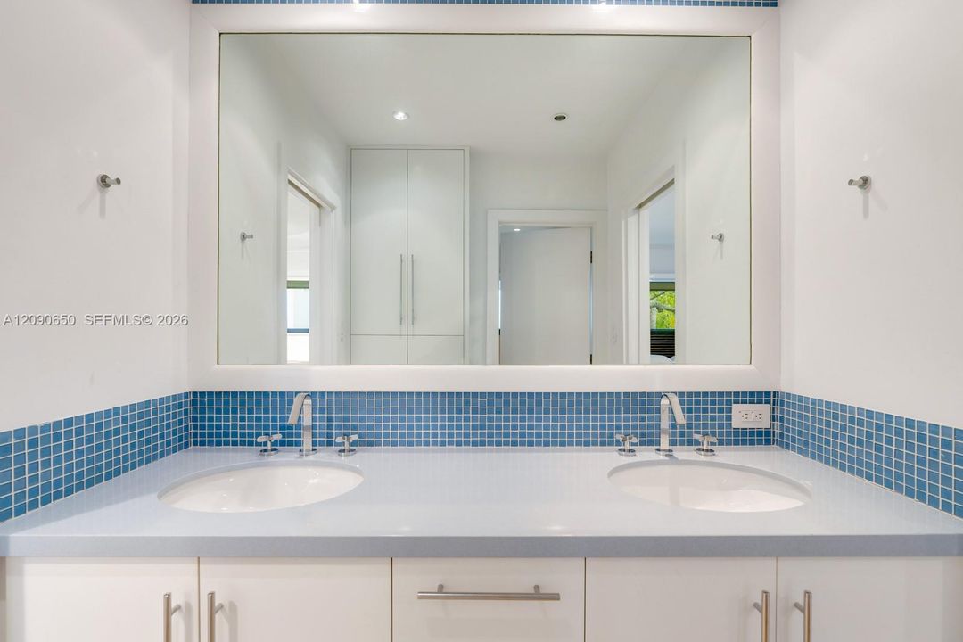 For Rent: $30,000 (5 beds, 4 baths, 4204 Square Feet)