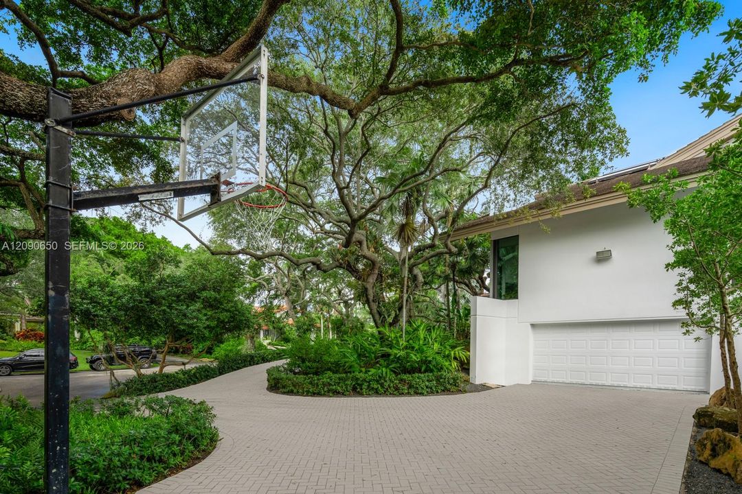 For Rent: $30,000 (5 beds, 4 baths, 4204 Square Feet)