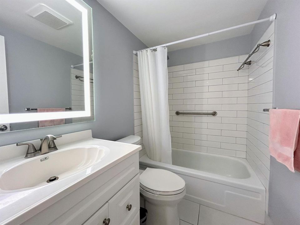 BATH W/ LIGHTED MIRROR