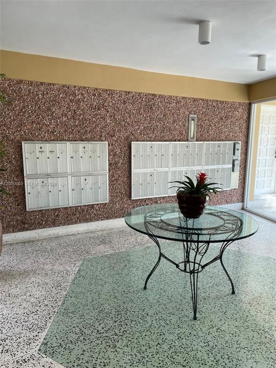 For Sale: $325,000 (2 beds, 1 baths, 906 Square Feet)