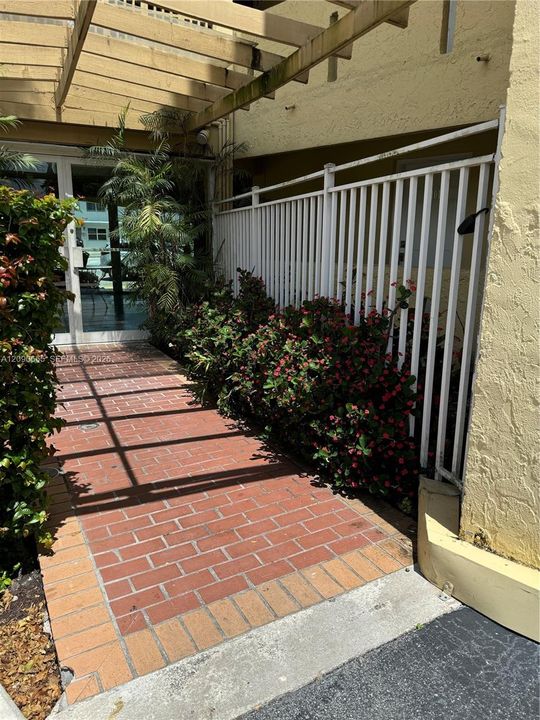 For Sale: $325,000 (2 beds, 1 baths, 906 Square Feet)