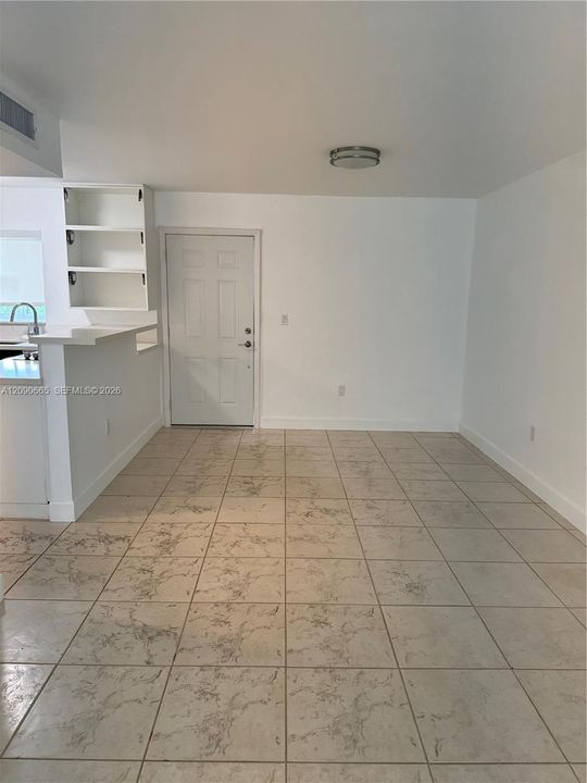 For Sale: $325,000 (2 beds, 1 baths, 906 Square Feet)