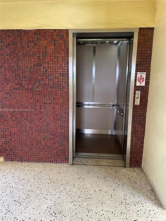 For Sale: $325,000 (2 beds, 1 baths, 906 Square Feet)