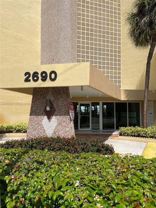 For Sale: $325,000 (2 beds, 1 baths, 906 Square Feet)