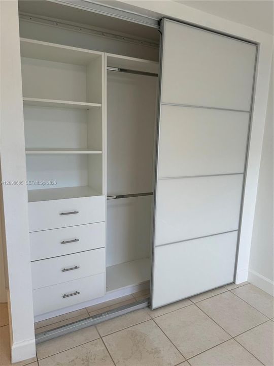 For Sale: $325,000 (2 beds, 1 baths, 906 Square Feet)