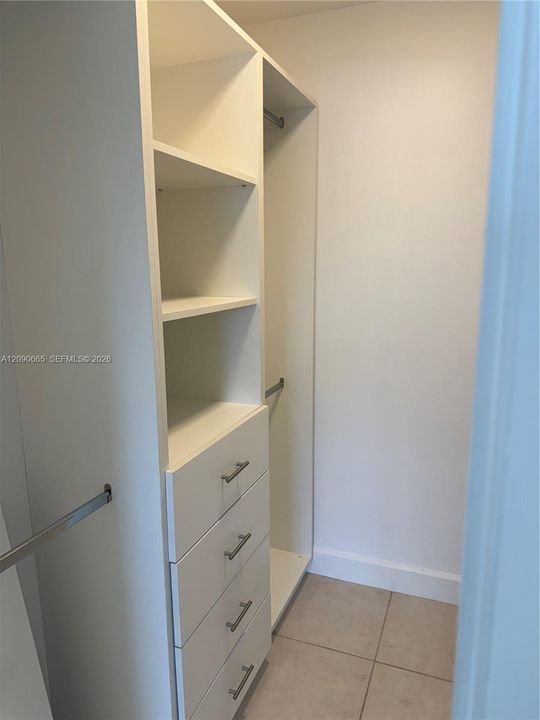 For Sale: $325,000 (2 beds, 1 baths, 906 Square Feet)