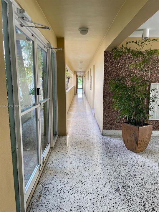 For Sale: $325,000 (2 beds, 1 baths, 906 Square Feet)