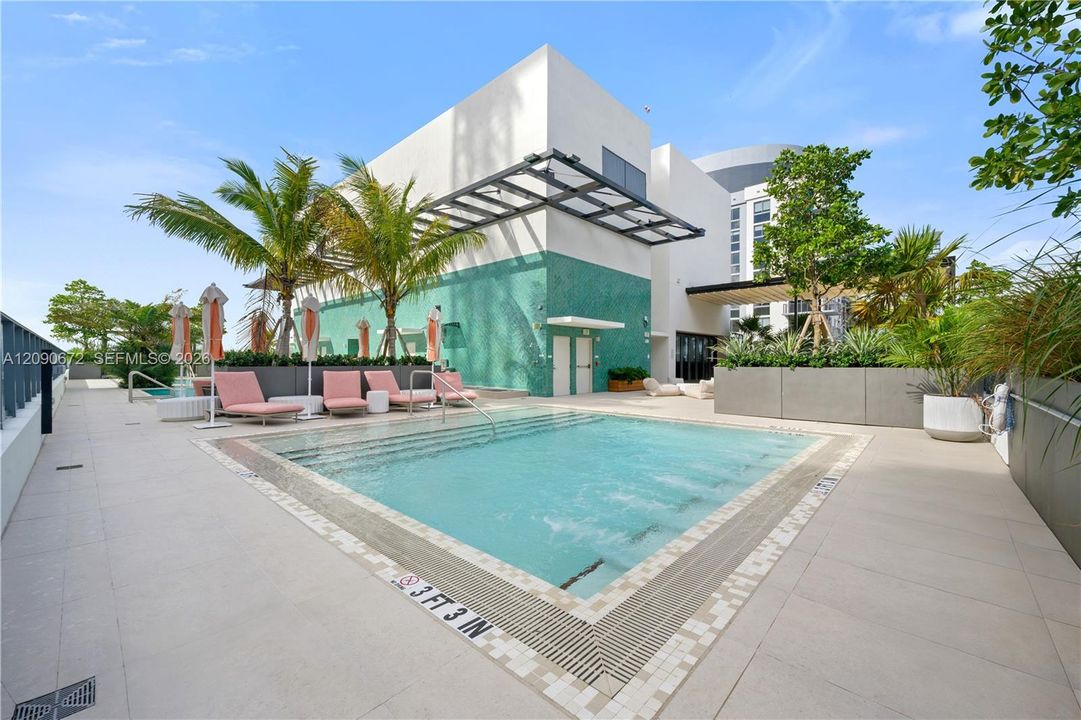 For Rent: $3,500 (1 beds, 1 baths, 586 Square Feet)