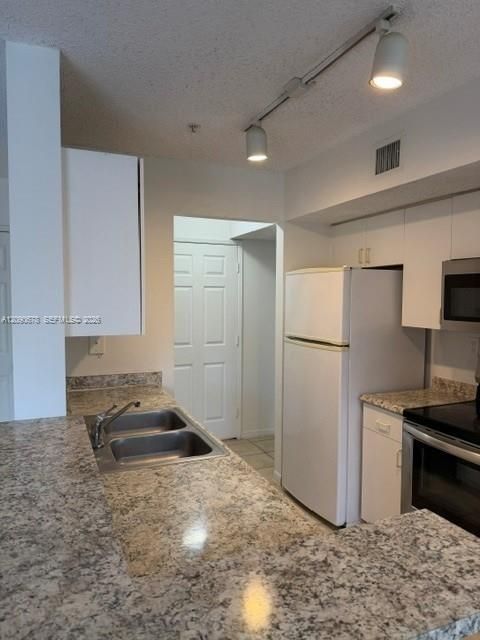 For Rent: $1,700 (1 beds, 1 baths, 798 Square Feet)