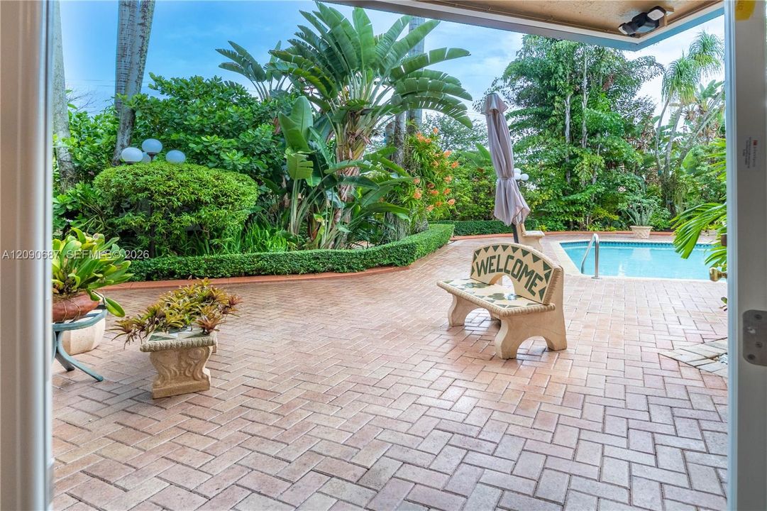 For Sale: $1,800,000 (5 beds, 3 baths, 4213 Square Feet)