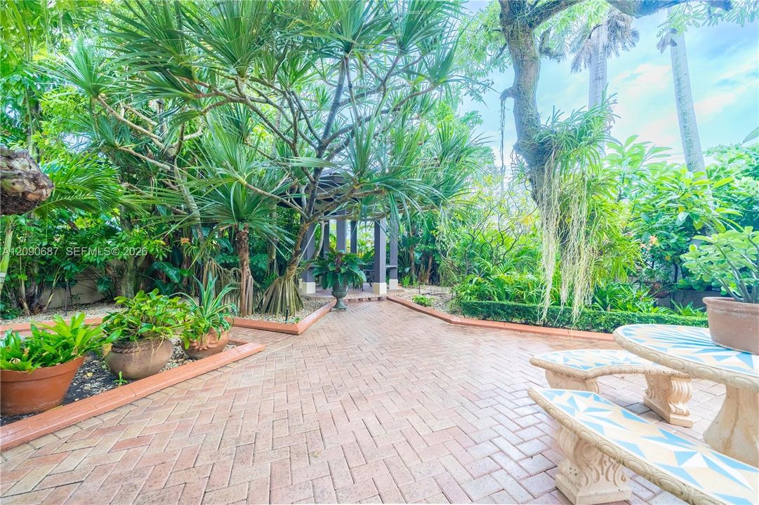 For Sale: $1,800,000 (5 beds, 3 baths, 4213 Square Feet)