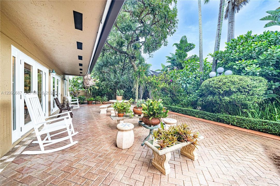 For Sale: $1,800,000 (5 beds, 3 baths, 4213 Square Feet)