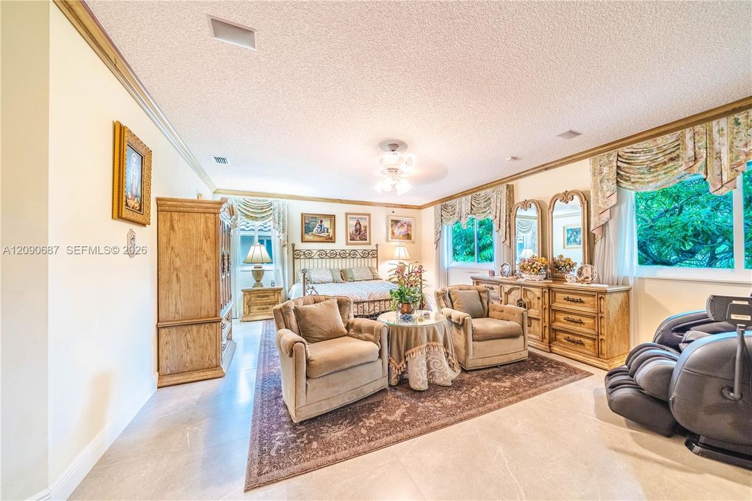 For Sale: $1,800,000 (5 beds, 3 baths, 4213 Square Feet)