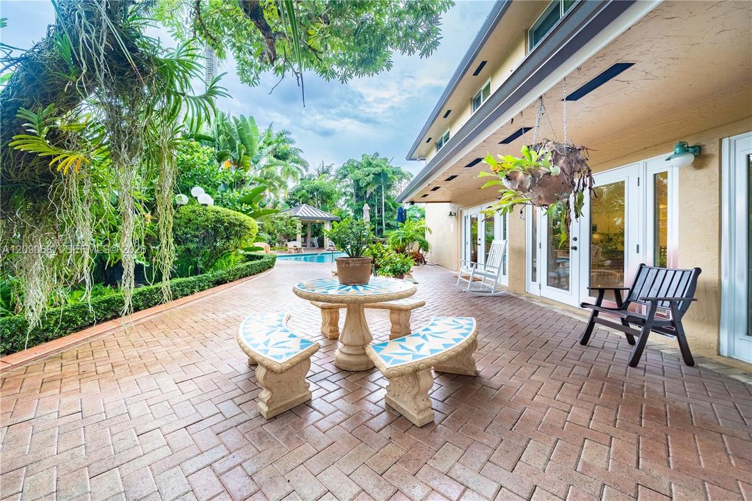 For Sale: $1,800,000 (5 beds, 3 baths, 4213 Square Feet)