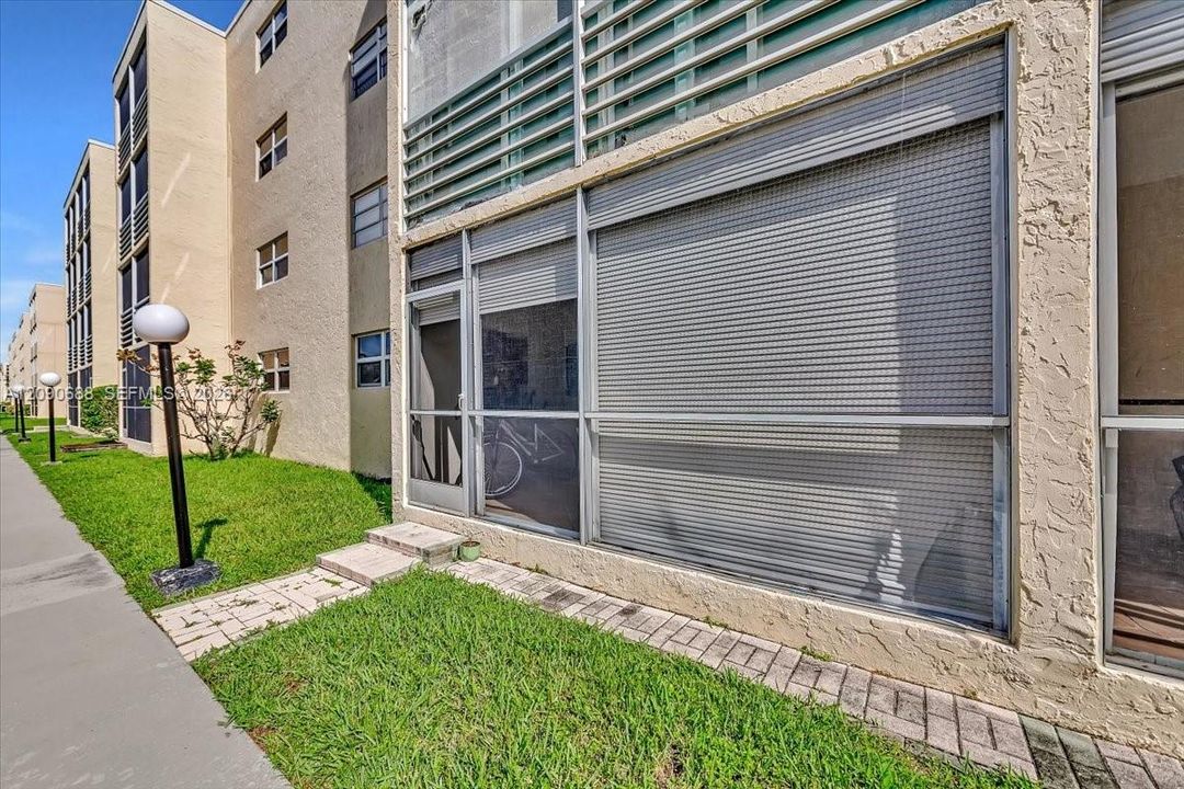For Sale: $225,000 (2 beds, 2 baths, 1144 Square Feet)
