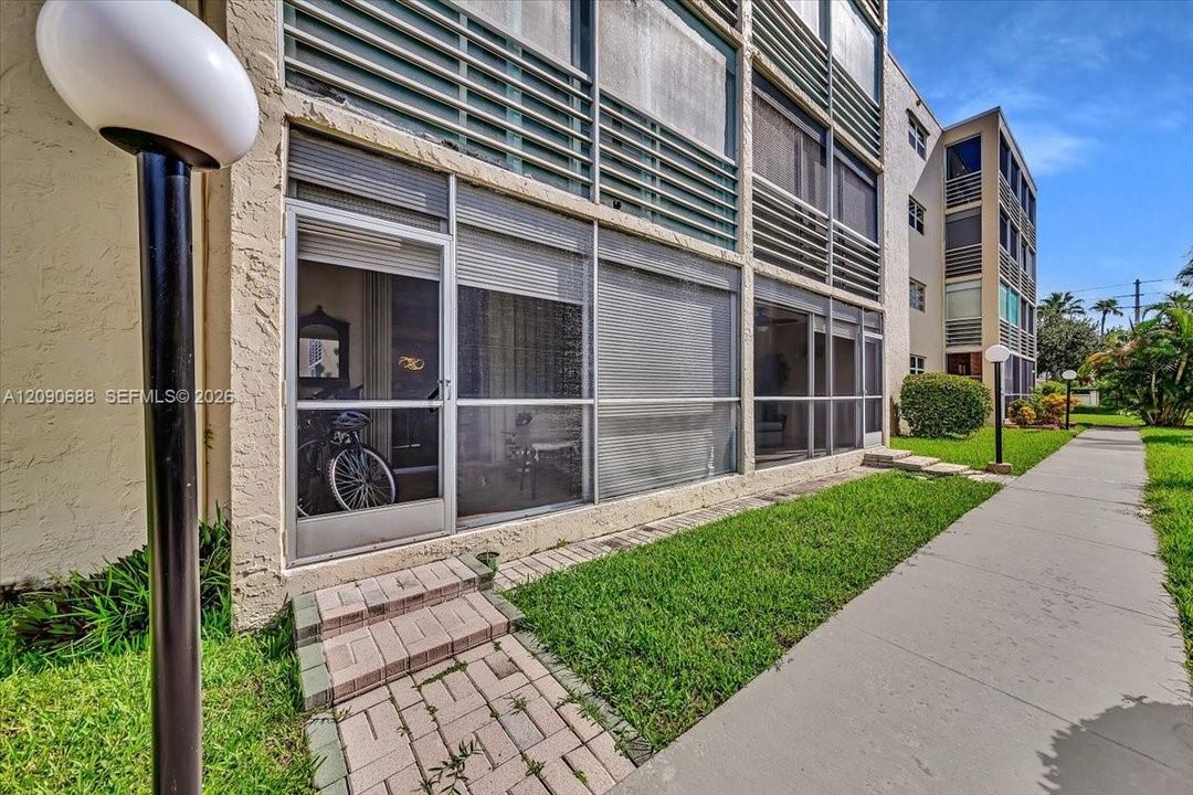 For Sale: $225,000 (2 beds, 2 baths, 1144 Square Feet)