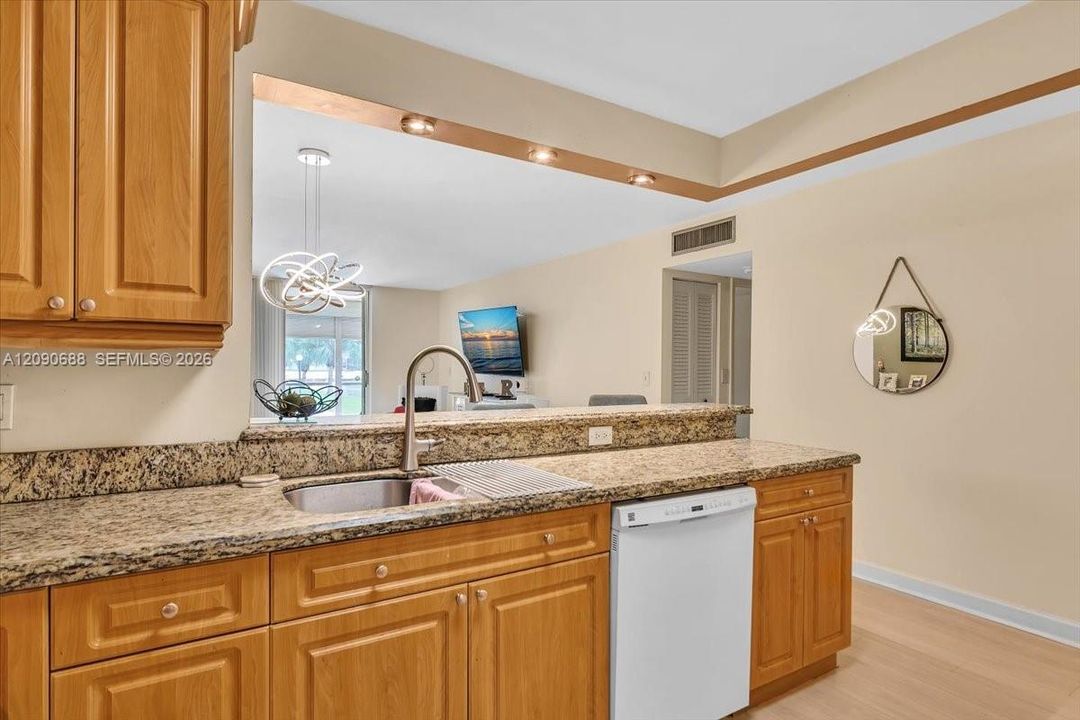 For Sale: $225,000 (2 beds, 2 baths, 1144 Square Feet)