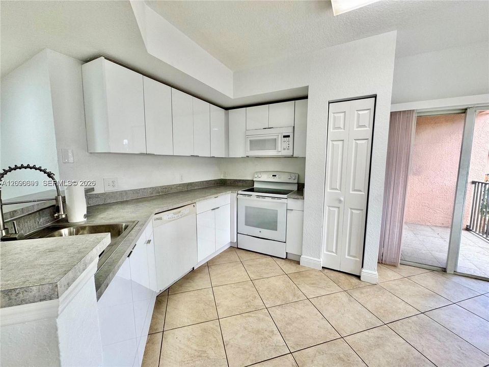 For Rent: $2,500 (3 beds, 2 baths, 1480 Square Feet)