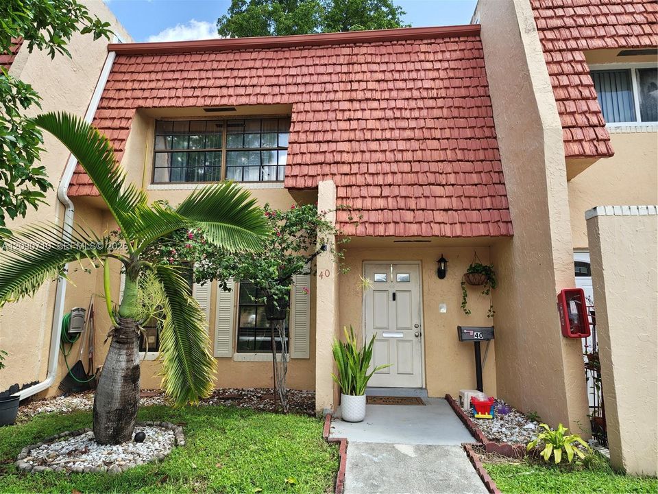 For Sale: $279,000 (2 beds, 2 baths, 1475 Square Feet)