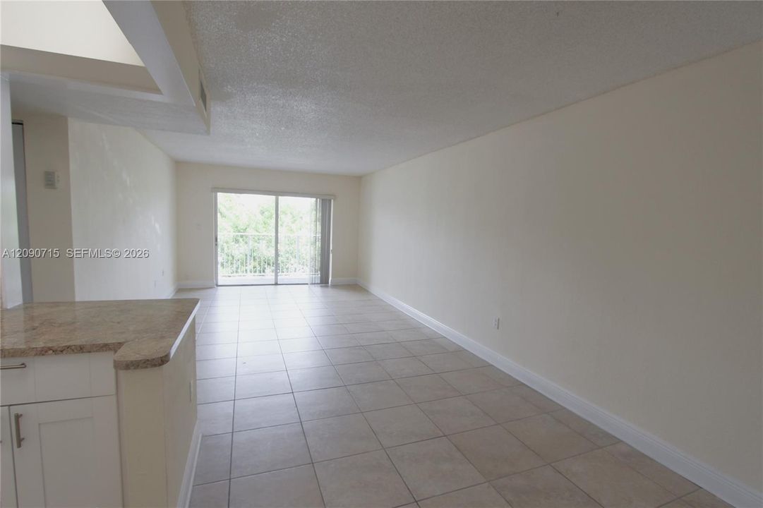 For Rent: $1,975 (1 beds, 1 baths, 810 Square Feet)