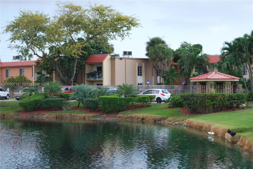 For Rent: $1,975 (1 beds, 1 baths, 810 Square Feet)