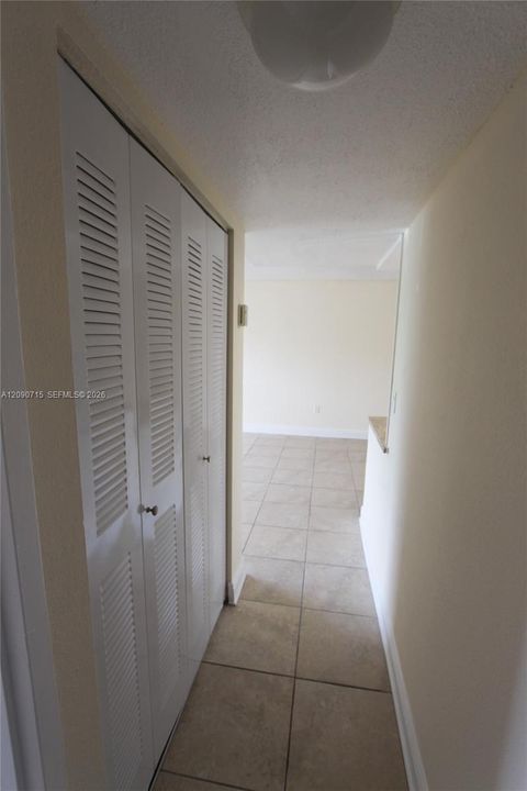 For Rent: $1,975 (1 beds, 1 baths, 810 Square Feet)