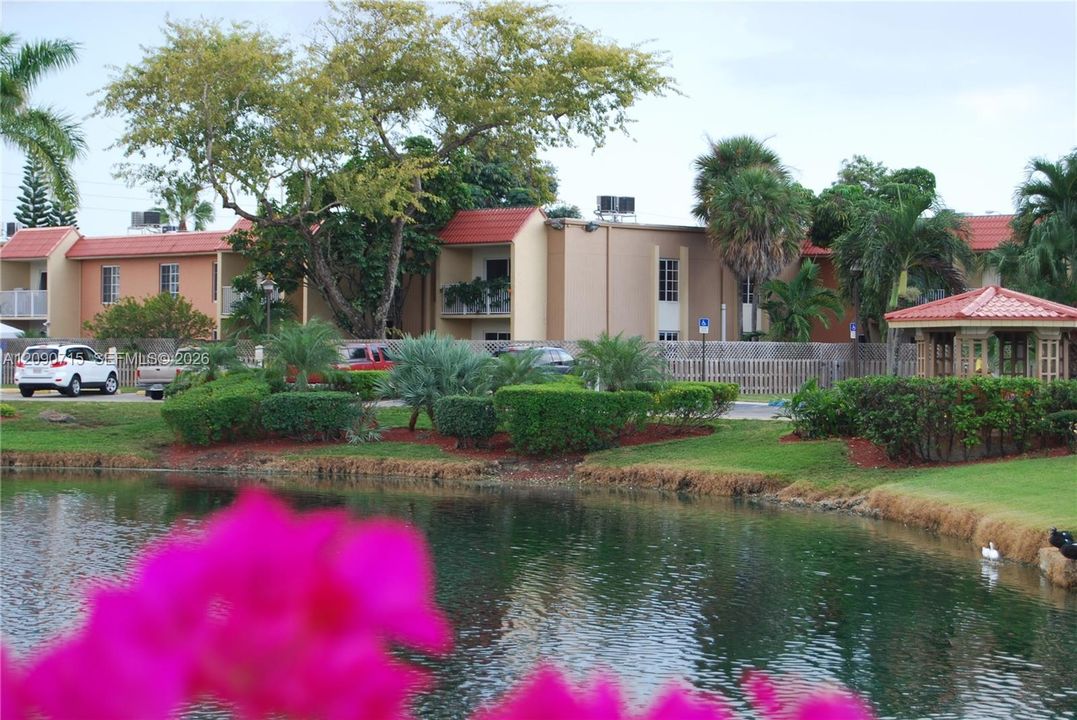 For Rent: $1,975 (1 beds, 1 baths, 810 Square Feet)