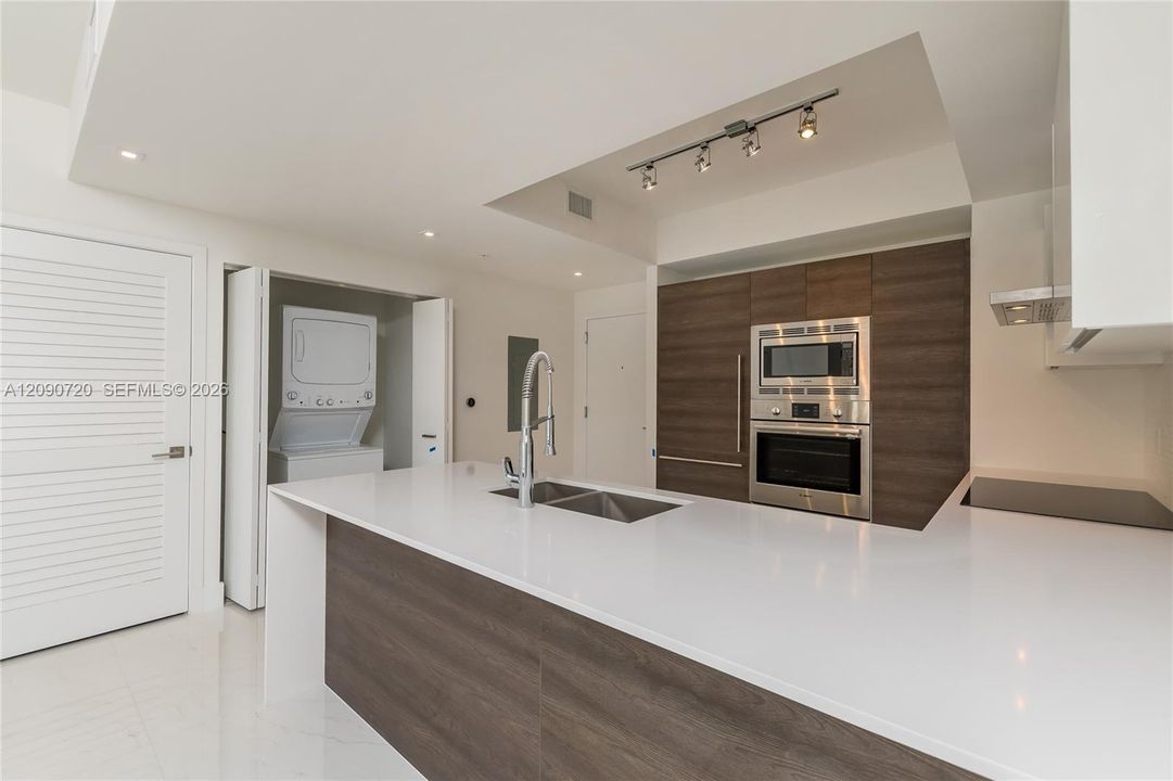 For Sale: $1,100,000 (3 beds, 2 baths, 1107 Square Feet)