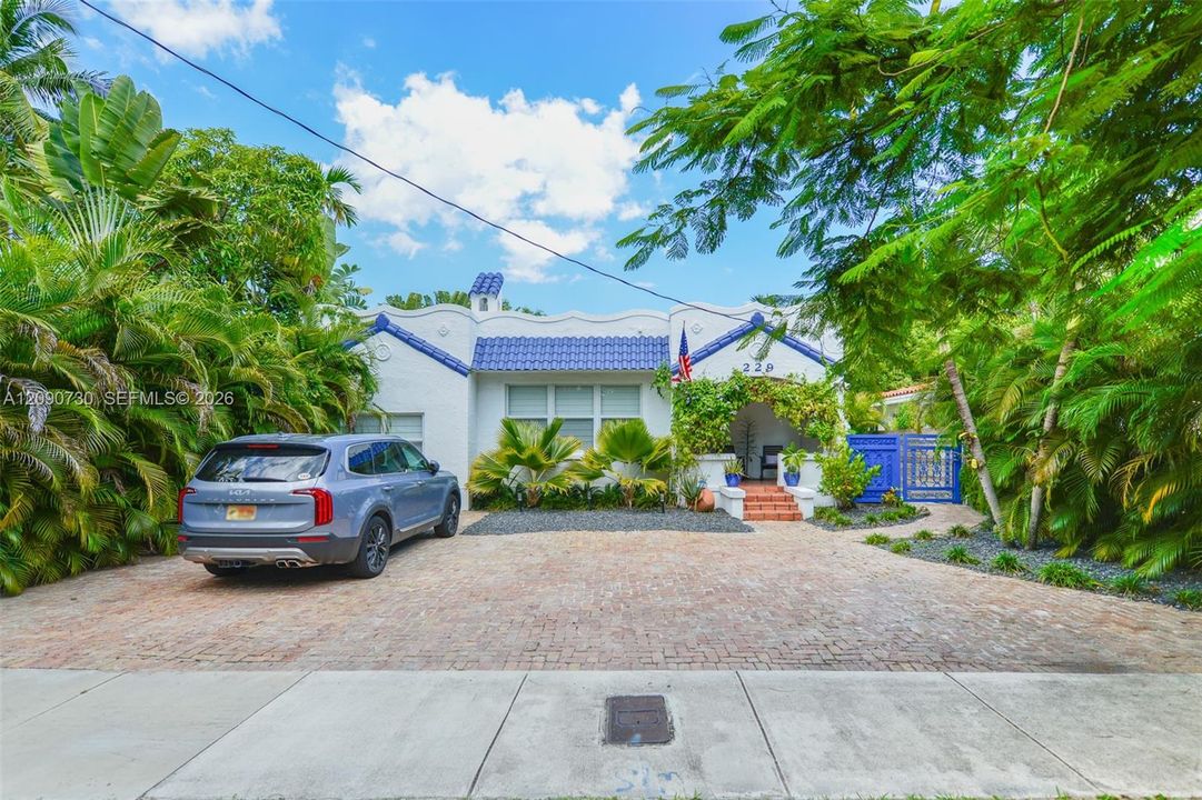 En Renta: $8,000 (4 camas, 3 baños, 2301 Pies cuadrados)