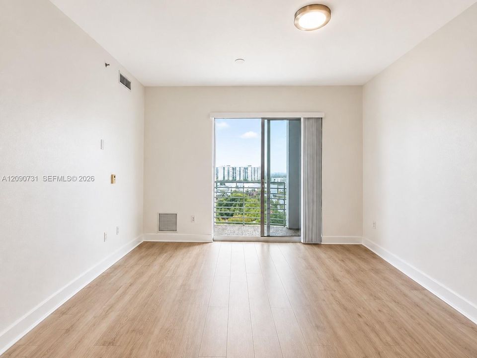For Sale: $274,000 (1 beds, 1 baths, 690 Square Feet)