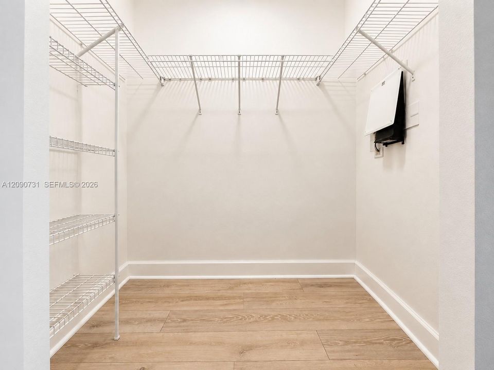 For Sale: $274,000 (1 beds, 1 baths, 690 Square Feet)