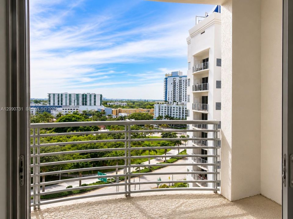 For Sale: $274,000 (1 beds, 1 baths, 690 Square Feet)