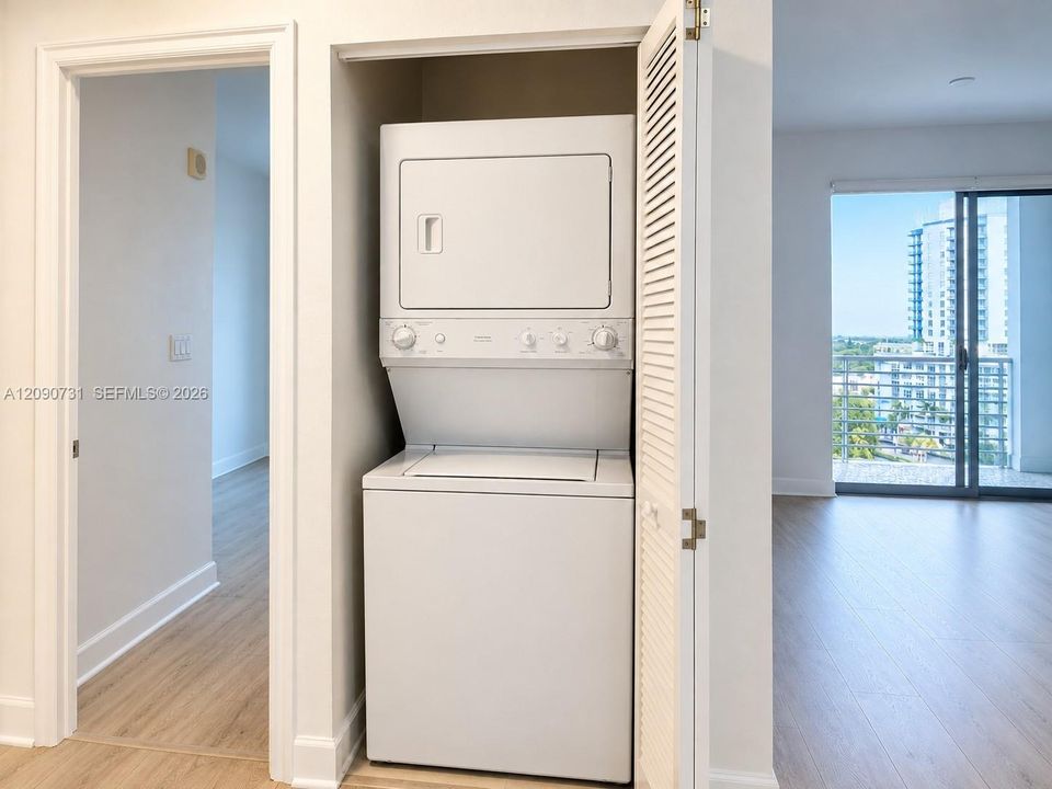 For Sale: $274,000 (1 beds, 1 baths, 690 Square Feet)