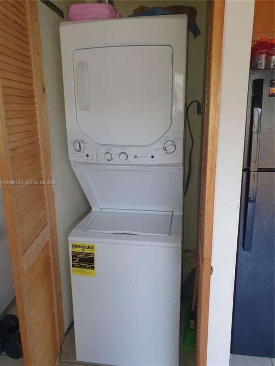 For Sale: $350,000 (2 beds, 1 baths, 845 Square Feet)