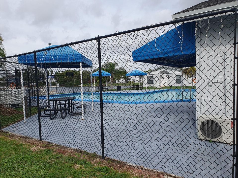 For Sale: $350,000 (2 beds, 1 baths, 845 Square Feet)