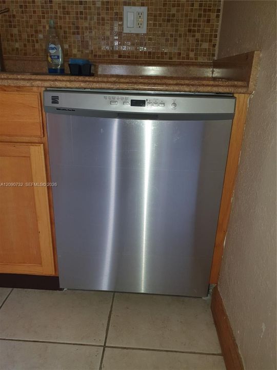 For Sale: $350,000 (2 beds, 1 baths, 845 Square Feet)