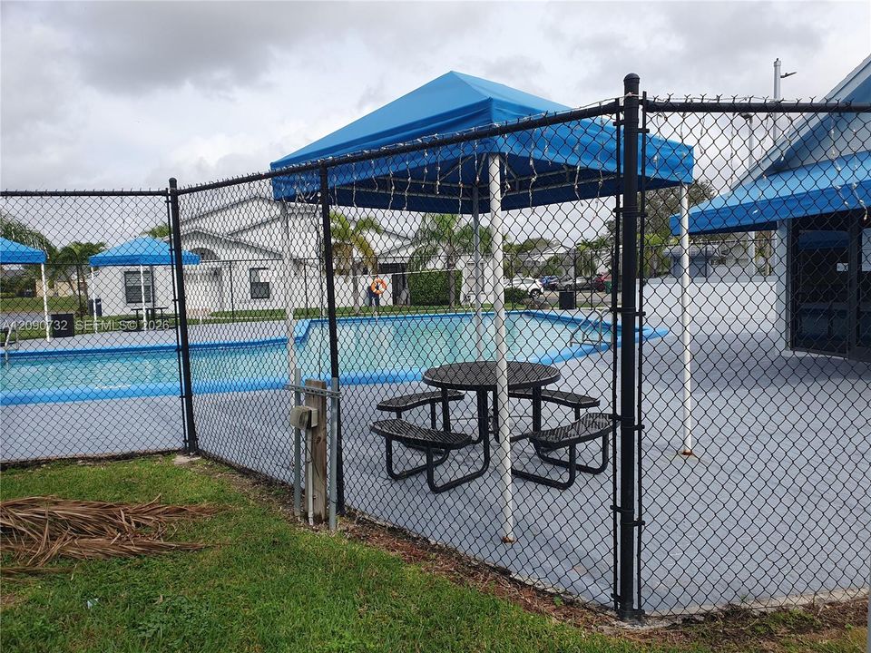 For Sale: $350,000 (2 beds, 1 baths, 845 Square Feet)