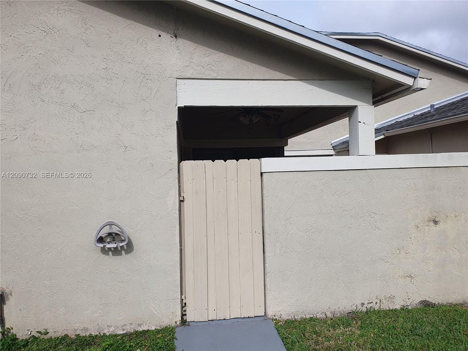 For Sale: $350,000 (2 beds, 1 baths, 845 Square Feet)