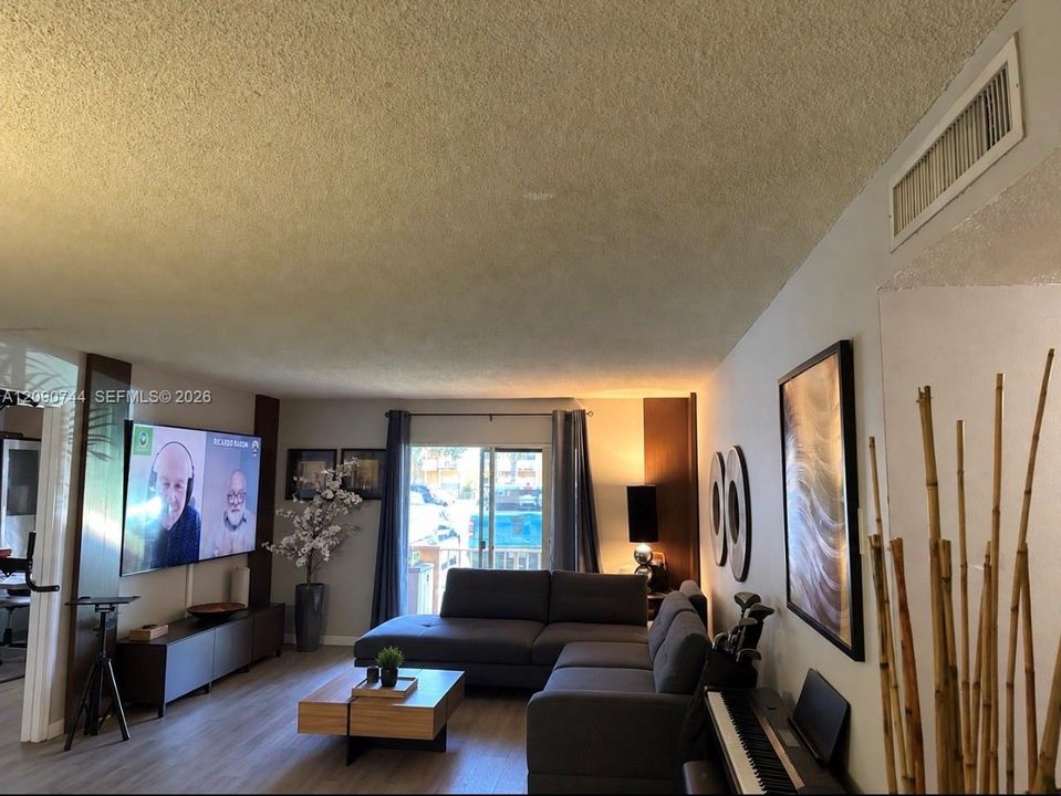 В аренду: $2,300 (2 спален, 2 ванн, 1458 Квадратных фут)