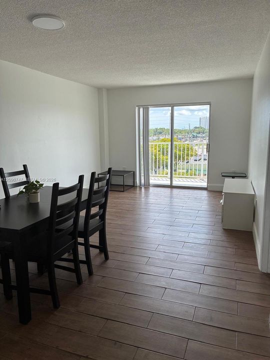 For Rent: $1,800 (1 beds, 1 baths, 658 Square Feet)