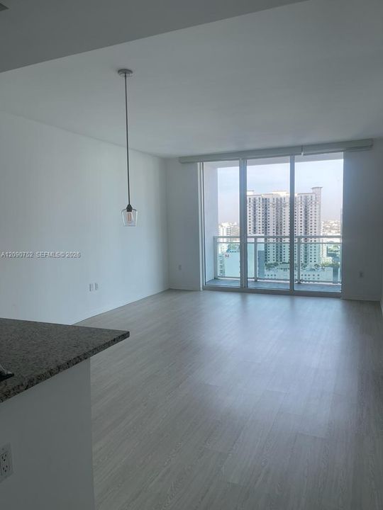 For Rent: $3,190 (1 beds, 1 baths, 702 Square Feet)