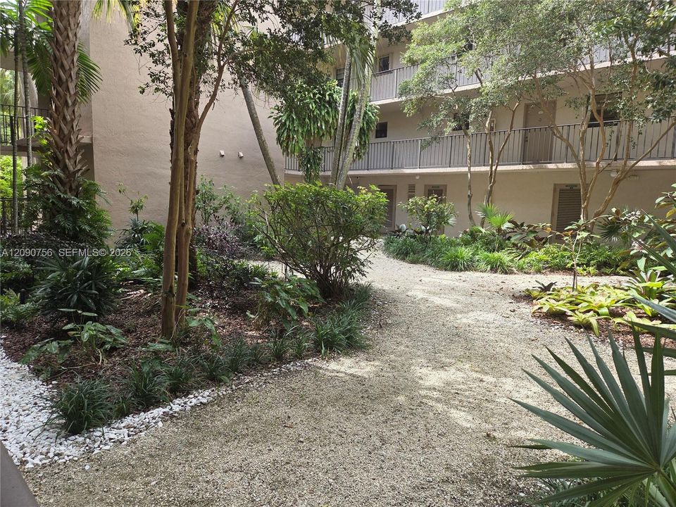 Active With Contract: $1,995 (2 beds, 2 baths, 1120 Square Feet)