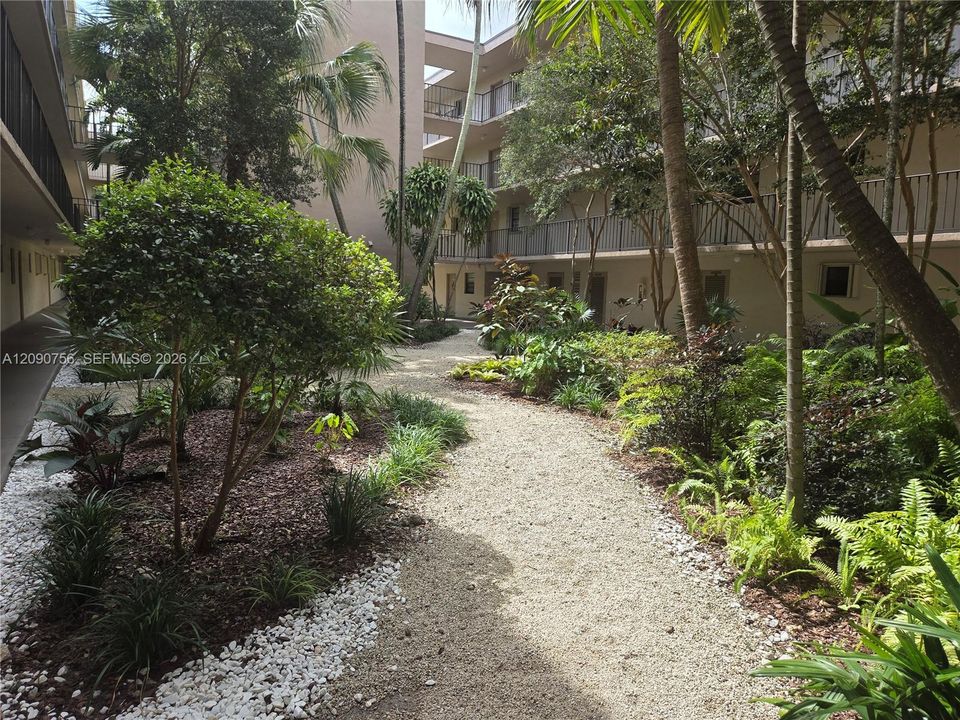 Active With Contract: $1,995 (2 beds, 2 baths, 1120 Square Feet)