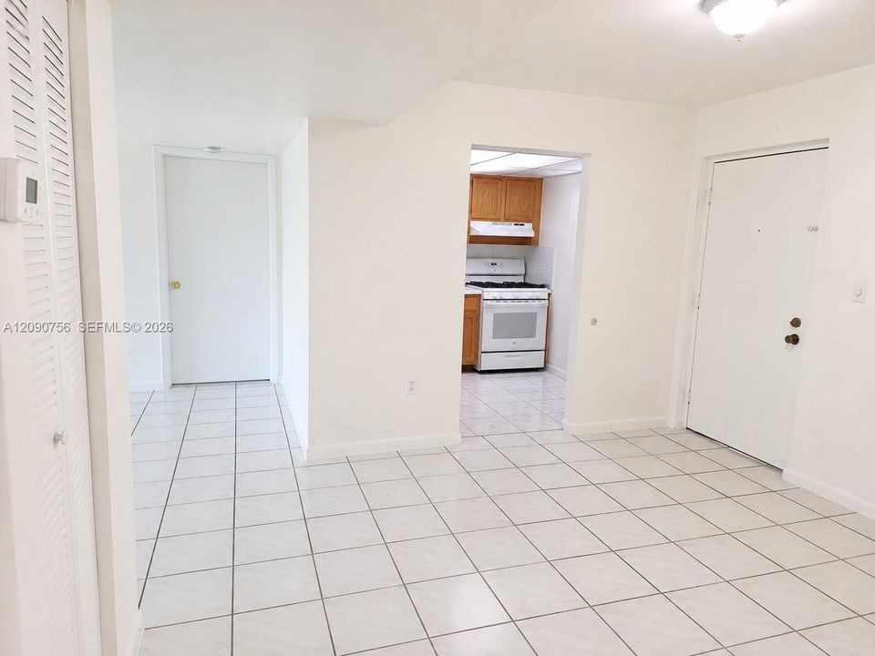 Active With Contract: $1,995 (2 beds, 2 baths, 1120 Square Feet)